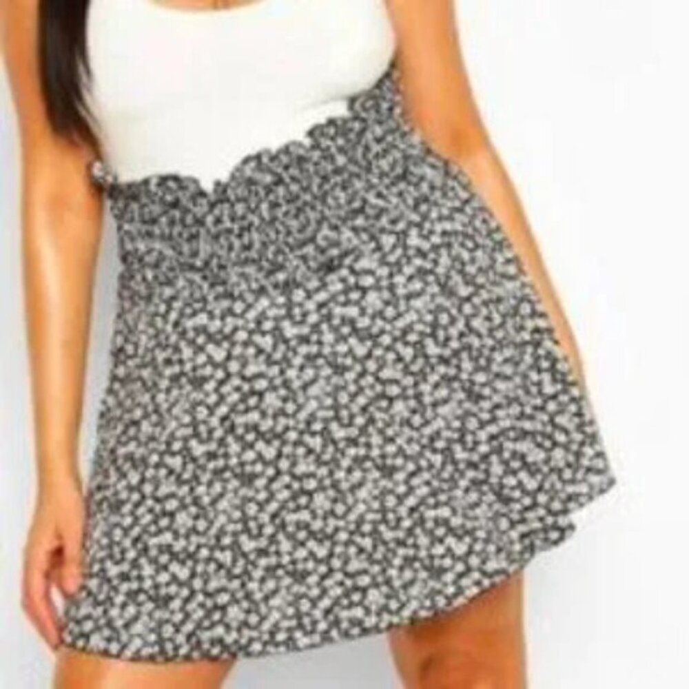 BOOHOO PLUS black and white floral skater skirt with smocked waist NWT size 22